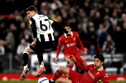 开云体育中国-皇家社会球员合力抵挡对手攻势，争取不败