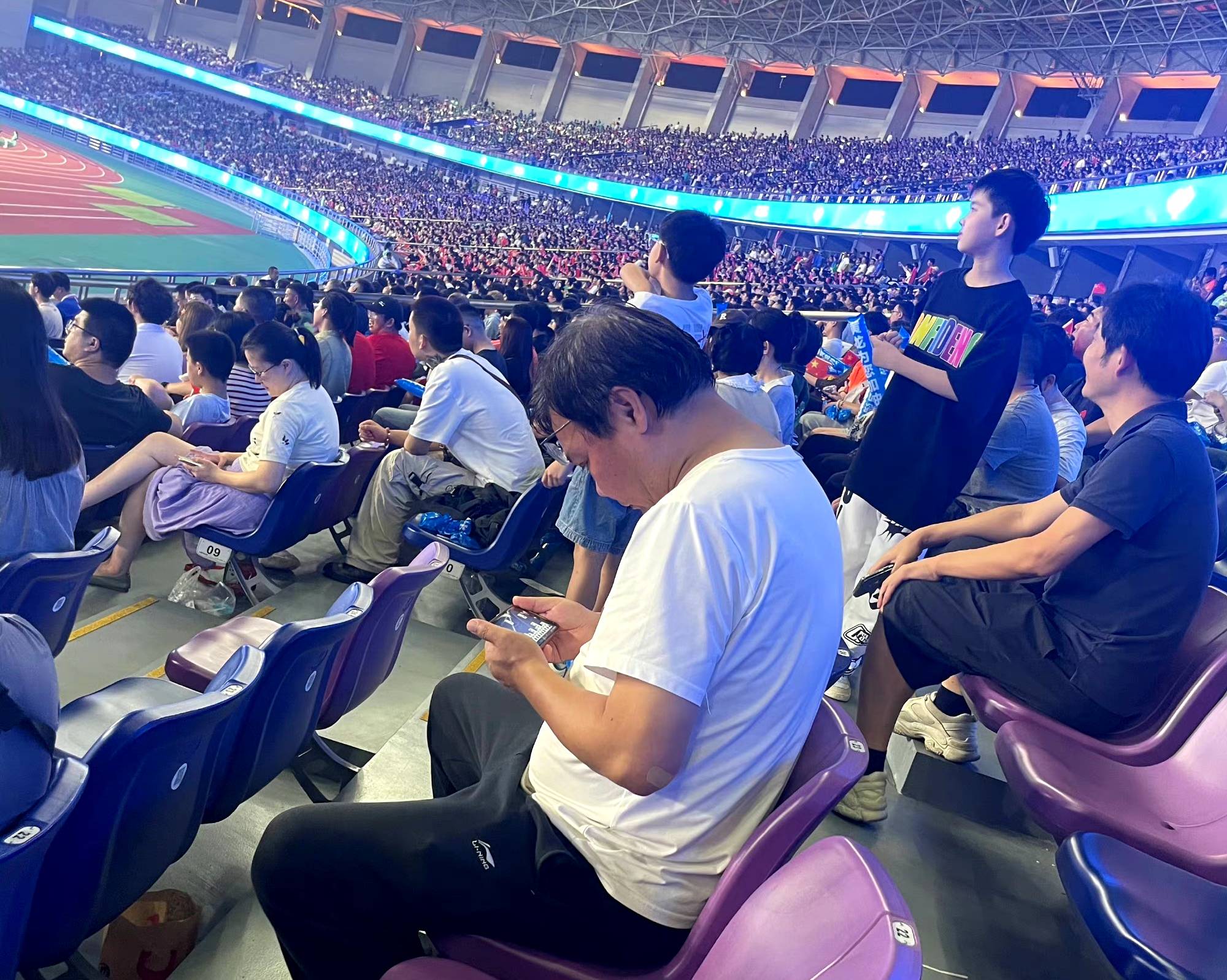 球员在场上尽展风采，赢得观众喝彩