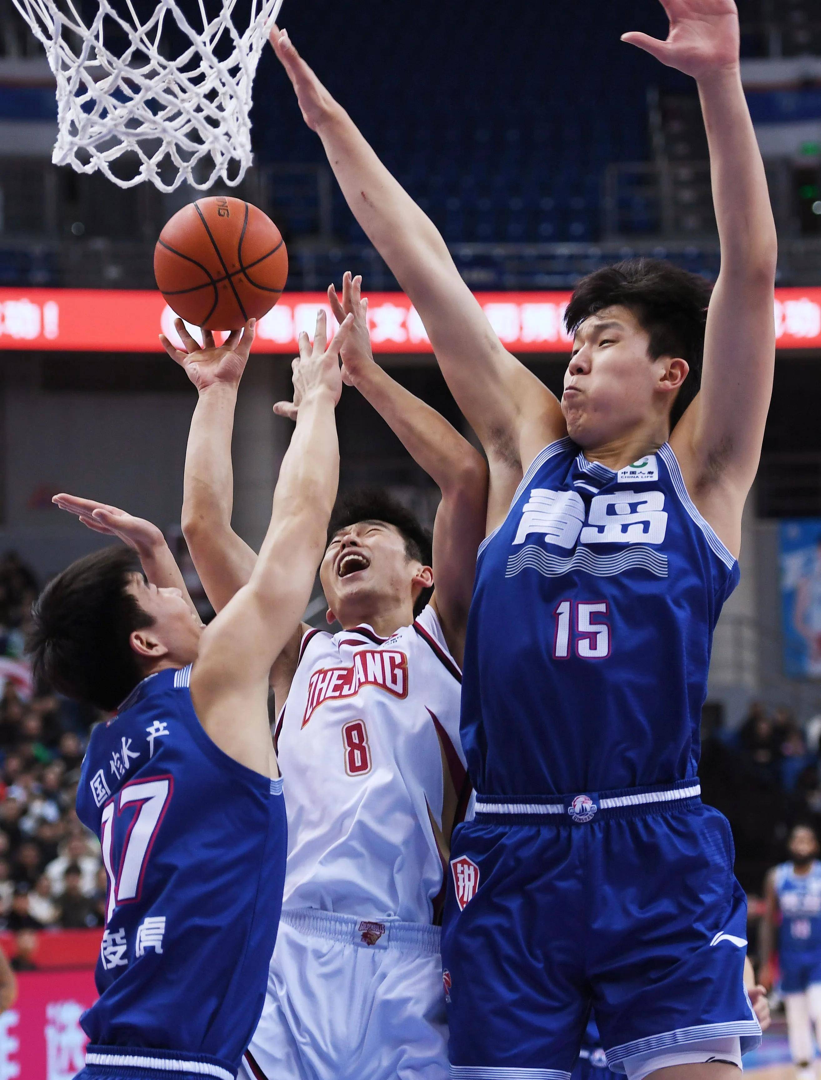CBA联赛新秀球员脱颖而出成为焦点